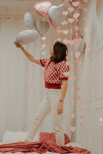 sesja na Walentynki - kobieta trzymająca balony w kształcie serc