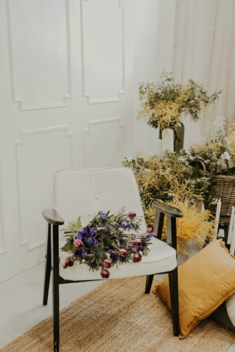 kwiaty na fotelu retro - studio fotograficzne Mona w Pruszkowie
